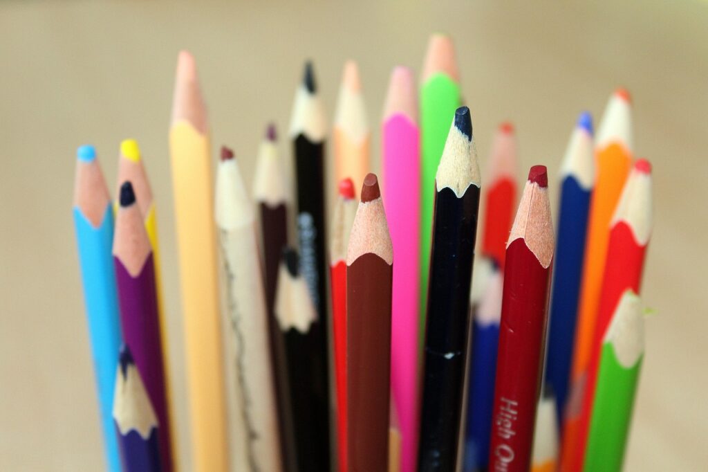 Buntstifte in verschiedenen Farben symbolisieren die Vielfalt von Soft Skills.