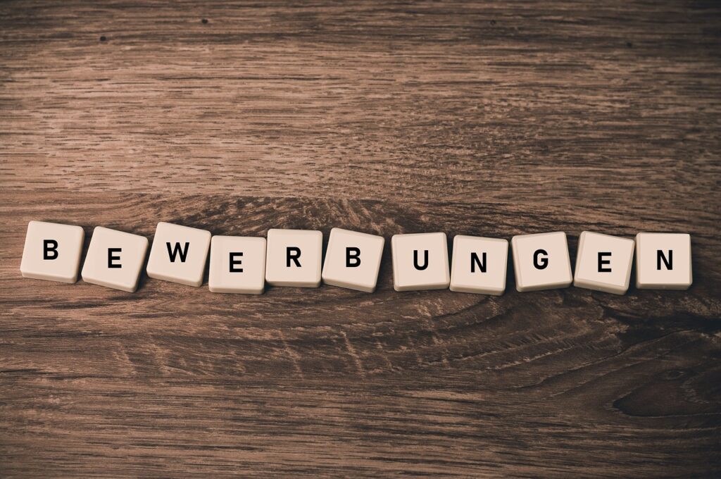 Ob du deine Bewerbungsunterlagen optimieren, deine berufliche Situation analysieren oder dich gezielt auf neue Herausforderungen vorbereiten möchtest – wir begleiten dich auf deinem Weg.